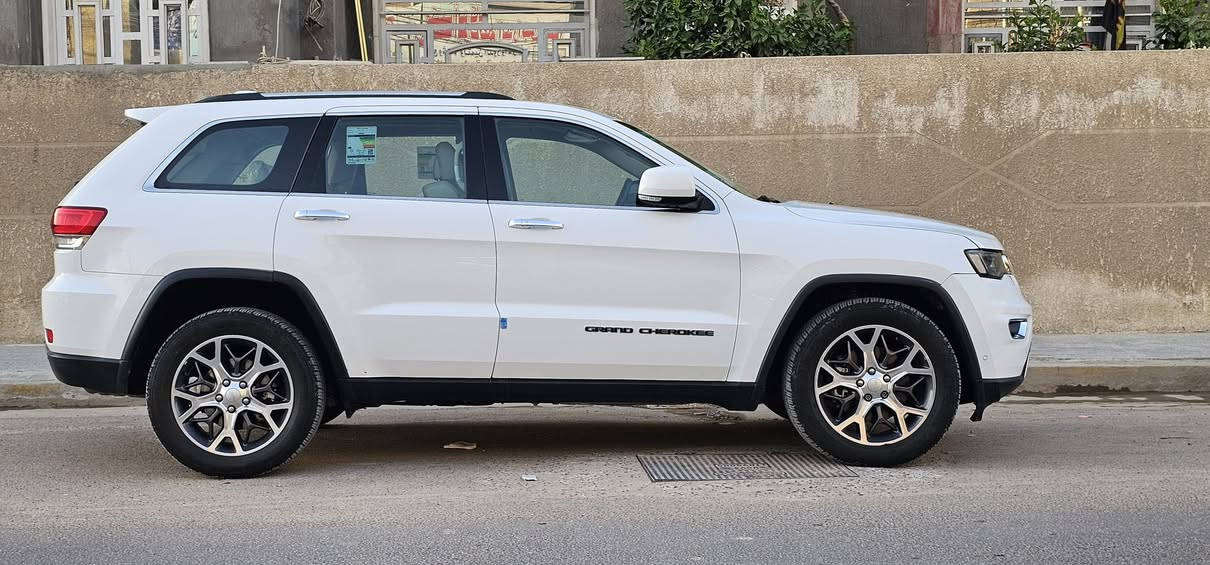 السلام عليكم جيب خليجي لمتدد  2019 فول مواصفات ثلاث شاشات مكفوله كفاله عامه سياره جاهزه ماشيه 64 الف مايل 
مكان السيارة كفاات السيديه قرب تقاطع درويش 
السعر 310 بيها مجال 
***********
