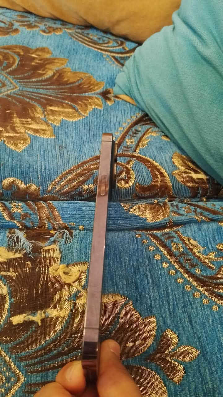 ايفون 14 برو ماكس 
ماستر شرق أوسط 
ذاكرة 256 
جهاز نضيف كلة شغال وما مفتوح بلادي 
بي فقط فطر بسيط وغير واضح ولا ماثر عاللمس ولا عالالوان بالشاشة السعر٧٥٠ الف قفل مكاني بغداد الزعفرانية *********** واتساب فقط او عالخاص
