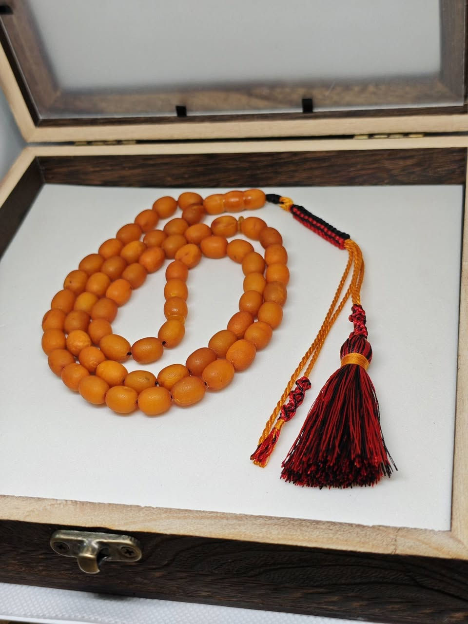📿 فخامة الكهرب.. سحر يزداد قيمة مع الزمن ✨
​لكل مسباح حكاية، لكن مسباح الكهرمان (الكهرب) هو قصة فخامة تتوارثها الأجيال. هو ليس مجرد مسباح، بل استثمار ووجاهة.
​🌟 ما الذي يجعل الكهرب استثنائياً؟
​🍂 الرائحة الزكية: يفوح بعبق صمغ الصنوبر الطبيعي بمجرد ملامسة دفء يدك.
​⏳ التحول العجيب: يتغير لونه ويصبح أكثر عمقاً وجاذبية مع مرور الوقت وكثرة الاستخدام (يتقادم).
​⚖️ راحة اليد: يتميز بخفة وزن فريدة وملمس دافئ يمنحك شعوراً بالراحة والهدوء.
​👑 الكهرب ليس مجرد اقتناء.. بل هو بصمة تعكس الذوق الرفيع.
متوفرة جميع انواع سبح الكهرب والتوصيل لكل العراق 5 الاف 
للاستفسار مراسلة الصفحه او رقم الواتساب ***********
​#كهرمان #كهرب #سبح_فاخرة #مسباح_كهرب #فخامة
