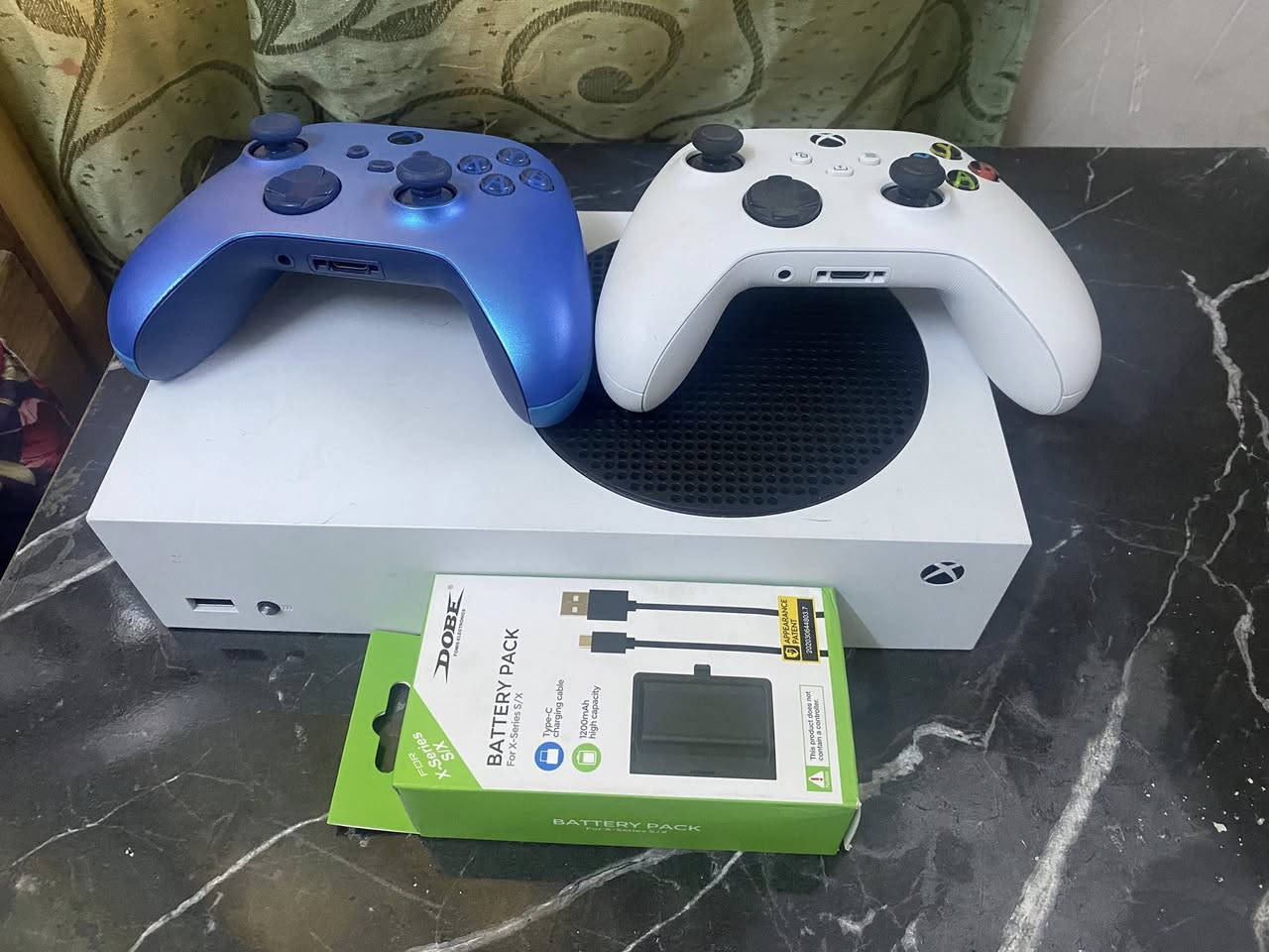 السلام عليكم اكس بوكس سيريس اس للبيع الجهاز وياه ٢ يدات السعر ٣٥٠ وبيه مجال بسيط الموقع الغزاليه الرقم ***********
