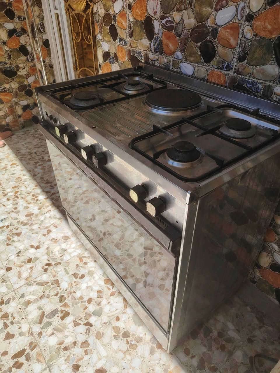 طباخ نظيف شغال على فحص للبيع السعر 150 وبي مجال العنوان الماجديه انا مكلف بالنشر الشراي اتصل ***********

