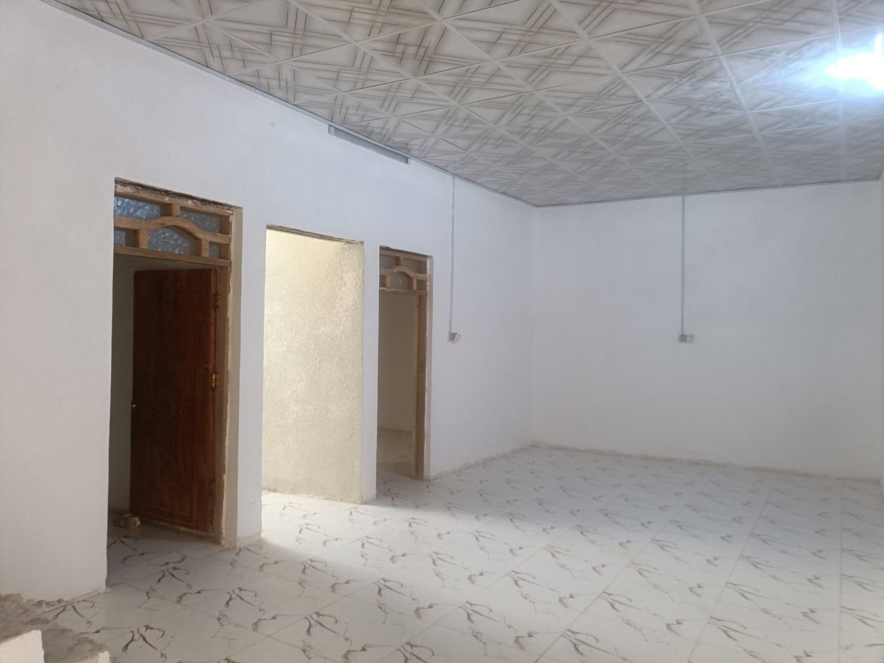 بيت ركن 200بحي سبل الاوله بناء جديد شارع المدرسة ماء ومجاري وكهرباء بلباب مشمول بتطويب صب كونكريت بتلو وسقف يتكون من ديوانيه 4/8وصاله 4/10وغرفتين 5/5ومطبخ 5/3ونص وصحيات داخليه وخارجيه ***********
