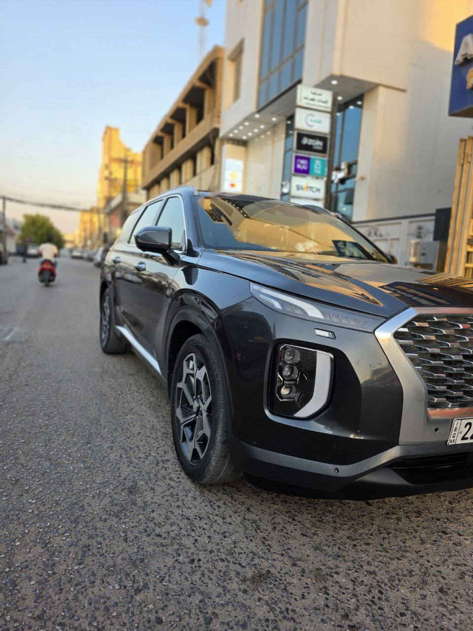 السلام عليكم للبيع فقط 
‏ HYUNDAI PALISADE كاليكرافي
مديل 2021 رقم اربيل جديد 
ماشية 90000 كلم
‏محرك V6/ 3.8L
اللون نفطي
المواصفات :-
فتحتين سقف 
اربع كامرات 360 
شاشه ديجيتل 
لايتLED امامي
لايت امامي زينون 3 عدسات 
بك لايت LED
كشنات سياحي منفصل
رادار امامي 
رادار جانبي
حساسات خلفيه
حساسات اماميه
صندوق كهربائي
بردات خلفيه بلادي
تبريد 3 قطع 
شاحن واير ليس
بصمه 
تشغيل عند بعد 
دخول ابواب ذكي
ماوس تحديد 4 وضعيات القياده 
كراسي كهرباء
كراسي هيتر+ تبريد 
شفتات ستيرن 
توقف ذاتي امامي خلفي 
السيارة جديدة وماناقصه اي شي
حادث صبغ بطرف البنيد شبر وجاملغ جه الايمن مبدل نفس اللون الايرباك برده امبدل وراجع سستم 
السيارة بدون شواصي 
اتواصل وبيها مجال
للاستفسار ***********
المكان النجف
