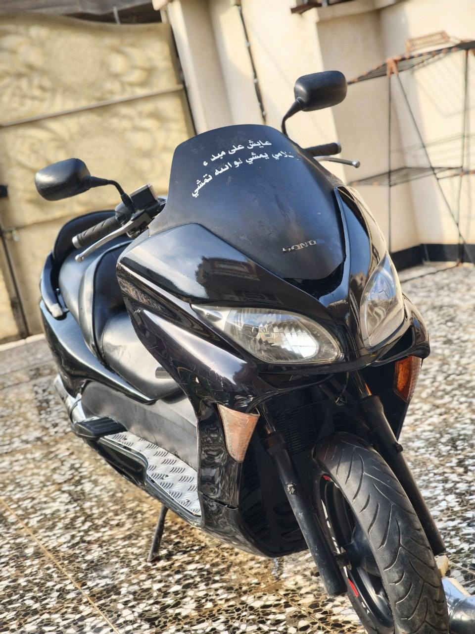 الـسلام عـليكم 
حبـايب فـورزا 09 
1- صالـنصة ريـاضي صـوتهـة عـالي ويـخبل 
2- مـكينة نـظيفة حـيل لاتنـقيص ولا تبـخير 
3- كـير معـمي 7 نمـر 4 تحـويلات 
4 - لايـتات زنـون قويـة 
5- كـفراتهـة نظـافة 70% 
6- تـايرات نظـافة 80% 
7- الـدراجة عـوزهة ترتـيب بسـيط فـقط 
8- كـهربائيات شغـالة كلـهة هية والاشـاير 
9- دراجـة تجـي تفـحص وتاخـذ
الـسـعر عـالخاص 
مـكاني ديـالى الحـويش 
رقـم ***********
تواصل ماسنـجر او واتـساب 
بـدون اتصـال رجـاءً
