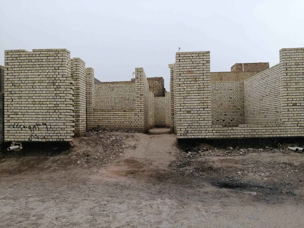 السلام عليكم هيكل لبيع طابو مساحته ١٨٠ شغله درجه أوله غرفتي نوم وصاله مطبخ واستقبال مجاري كامله مكان القاسم حي الوحده لاتصال ***********
