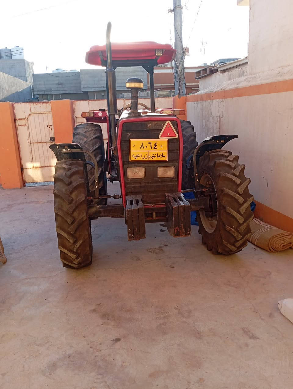 سڵاو ئەو تراکتۆرە بۆ فرۆشتن مۆدێل2012 بێ ڕەقەمە تەکە کراوە بە دەبڵ هەموو گیانی بەشەرت شوێن دەورو بەری کەلار نرخی100وەرەقەو مەجال ***********
