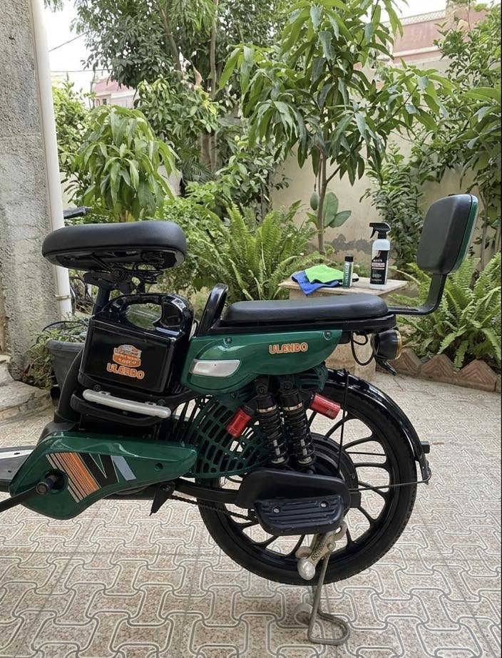 السلام عليكم 
دراجة شحن للبيع 
شركة ULENDO
حجم 20 
موديل 2023
اشاير يمين يسار بدون دبل اشاره 
نشرات جانبية ولايت خلفي ملون 
ترحيب اول ما تشغل 
لايت امامي ابيض 
اربعة بطاريات الحجم الصغير جديدات ما صار شهر من شديتهن 
للملاحظة البطاريات من شركه MR الكورية 16 امبير  
اربع نمر 
الدراجة كفراتها كلش نظيفة عدا الدوسة بيها كسر 
السرعة على النمرة الرابعة 45KM حقيقي
بيها التاير الخلفي بي بنجر تحب تصلحه او تبدلة

السعر : 270 الف وبيها مجال 

*********** 
مكاني ديالى بعقوبة كورنيش ديالى
