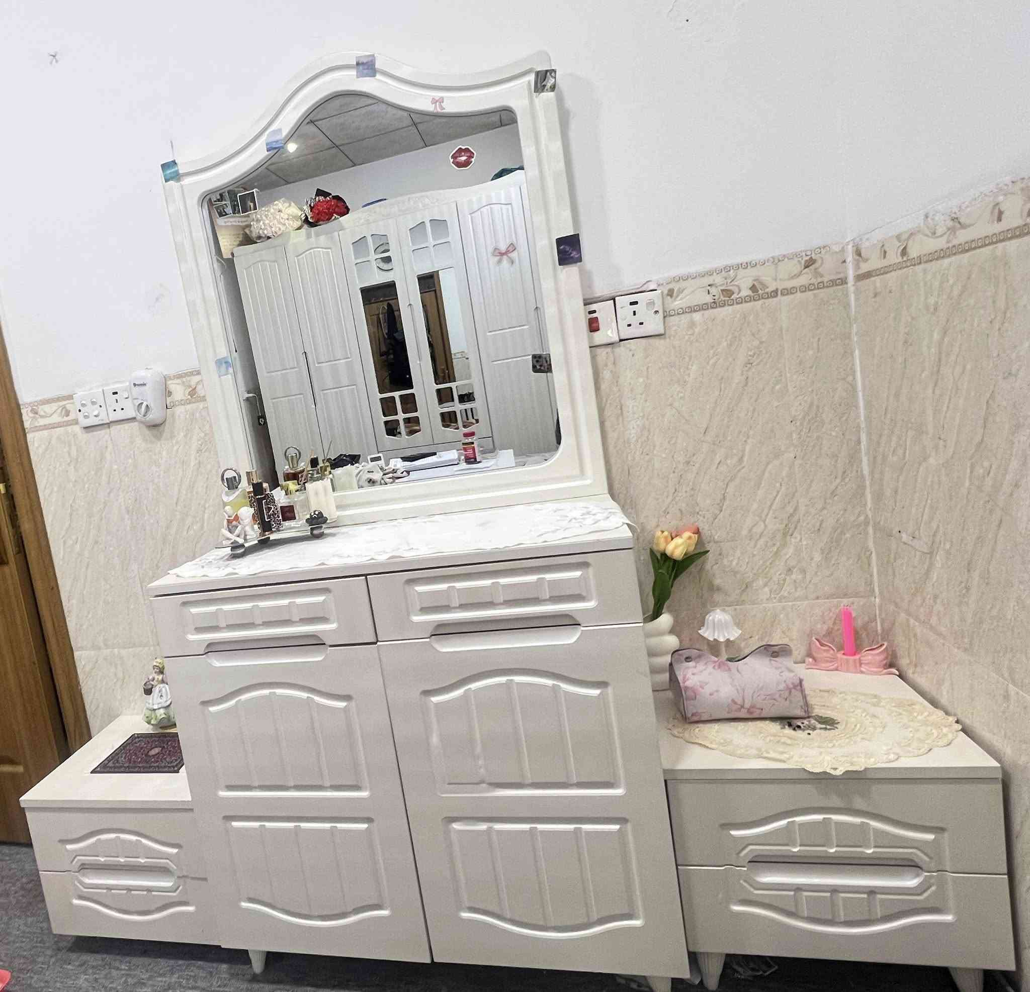 تاخمی ٢ نەفەری
کانتۆری ٦ تاک ، مێزی ماکیاژ و ٢ کۆمۆدی.
​کوالێتی: زۆر توندوتۆڵ و پاکە،یەک ساڵە کراوە 
​ وەک نوێ وایە.
​💰 بۆ نرخی نامە بنێرن
📍 شوێن:هەولێر
ــــــــــــــــــــــــــــــــــــــــــــــــــــــــــ


**إذا كنت صاحب هذا الإعلان وتريد حذفه لأي سبب، رجاءا أرسل رسالة إلى الدعم الفني**