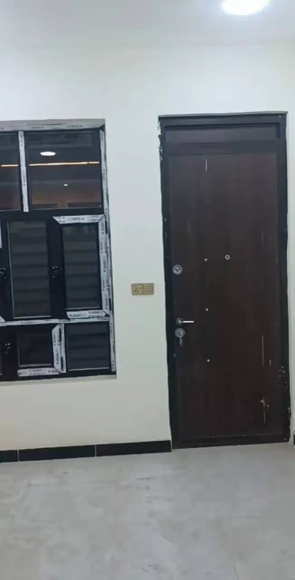 دار ٨٨م للبيع واجهة ٦م اله ربع ونزال ١٥م حي الاعلام الري بيت جديد وسعره مناسب مدخلين صاله وحولي ومطبخ وخدمات وغرفة نوم الطابق الثاني غرفتين نوم وخدمات للمعلوت اكثر يرجع مراجعة الايمان للعقار حي الاعلام شارع سوق اميمه مقابل جامع الحبيب المصطفى او الاتصال ***********...***********
