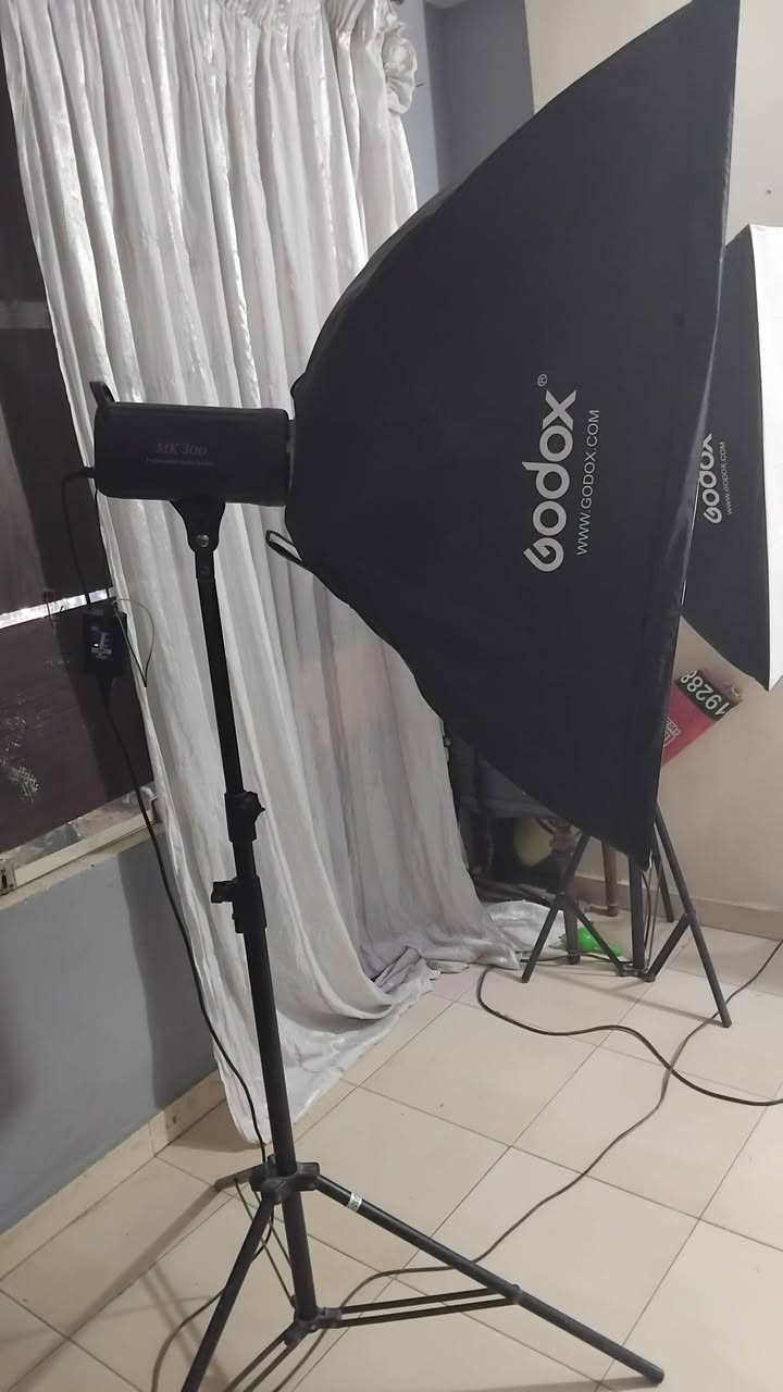 ٢ هيد ٣٠٠
سوفت بوكس 
٢ استاند
كابل تريجر وانفرا
كاميره نيكون d90
لينس 18/105
شاحن وبطاريه وكارته
التوتال/ ١٠الف غير قابل للتفاوض


**إذا كنت صاحب هذا الإعلان وتريد حذفه لأي سبب، رجاءا أرسل رسالة إلى الدعم الفني**