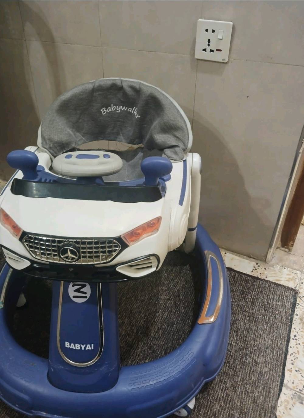 غراض اطفال نظيفة 
سرير او كاروك 
كرسي طعام 
كرسي هزاز 
حجلة
