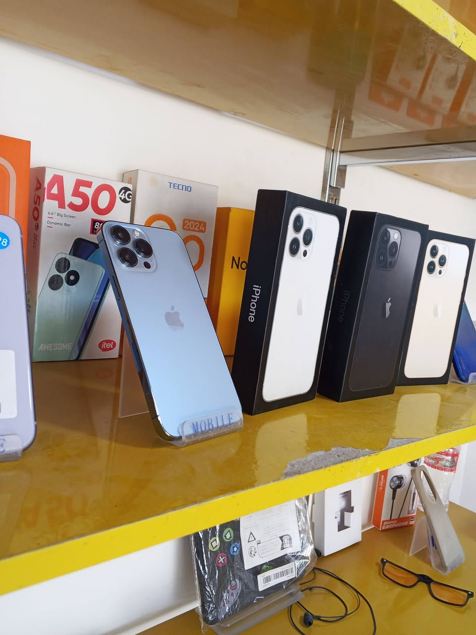 ايفون 13برو ماكس ذاكرة 256وبطاريه 85الى 95مكفول نظافة  💯 شرط الفحص***********الناصريه مقابيل التربيه قرب المدينه المائيه
