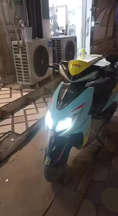 السلام عليكم 
دراجه سكنز شحن الدراجه كلشي بيها شغال اشاير هورن بريك وكل شي بس بيها جوزة السويج عطلانه يمكن تصليحها بالف او بالفين مادري ما معامل عليها والشاحنه مالتها محتركه يعني تجيب شاحنه جديده تشتغل عندك 

رايدها ب 500 وبيها مجال 
تواصل :***********
