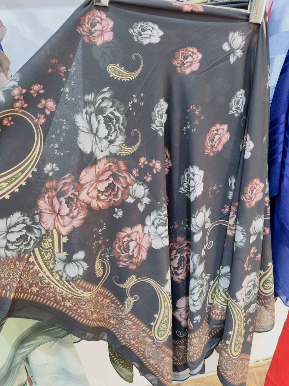 الاناقه والنزاكه يمنا
شالات وربطات نسائية اصلي وب اللوان مختلفه

العنوان قيصريه الفجر الثانيه 
رقم المحل 34 
يوجد توصيل داخل الفجر 
***********
