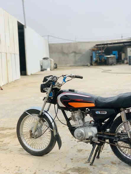 الاسلام عليكم دراجة ايراني للبيع.   اوراق اصولي مو سكنر اصولي بوجهك تروح ترقم  كهربايات كلها شغالة    دراجة نضافة خير من الله    مكاني صويرة  سعرها 410 وبيها مجال    مكاني صويرة ***********
