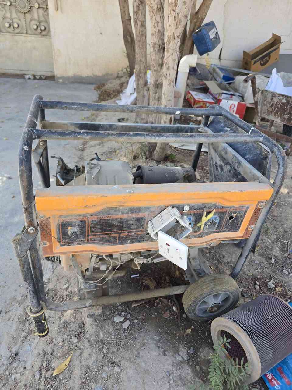 مولدات عدد 2 
5 كيڤي 
راس توليد شغال بس المحرك مفلش
ديالى المقدادية 
***********

