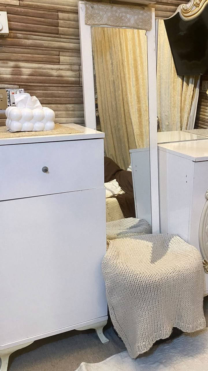 السلام عليكم غرفة تركية للبيع نضيفة وحلوة اضرارهة كلش بسيطة يدات مال بيبان وجرارات  وهاي المراية بيهة كسر موضحة بصورة رايدهة ب650 وبيهة مجال للاستفسار *********** موجود عل نت
