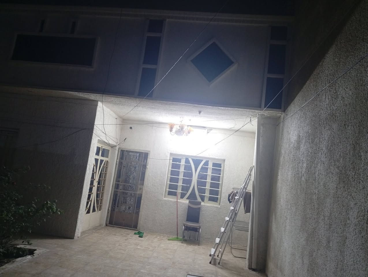 بيت للبيع مساحة ٢٠٠ متر واجهه ١٠ النزال ٢٠ امامه ساحه تشجير الموقع الامانه المربع البظهر معرض الصباح  قرب العاب جنة الكرخ السعر ٣٥٥ مليون هاتف ***********
