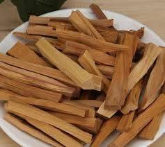 فوائد خشب الصندل
1- خشب الصندل يستخدم على نطاق واسع في طب الروائح لأن الزيوت الأساسية التي نحصل عليها من جذوره ثمينة جداً بسبب رائحته المميزة و الآثار العلاجية التي يوفّرها. يوفر أيضاً خصائص مضادة للبكتيريا و مثالية لحماية الجلد من العدوى، و هذا هو السبب في أنها مفيدة للغاية للقرح،المامل و الجروح بشكل عام. كما أن لها خصائص مهدئة مفيدة لتعزيز الاسترخاء و الرفاهية البدنية و الذهنية للمرضى…

 
2- أيضا، واحدة من الخصائص الأكثر تميزا من خشب الصندل هو أنه فعال جدا في الاهتمام ببشرتك. بل هو حل جيد لأولئك الناس الذين لديهم بشرة جافة، بشرة ملتهبة، تورم أو مشاكل اخرى في الجلد. كما أن لديها تأثير مطهر ممتاز للمساعدة في علاج حب الشباب ومنع العدوى من البقع والشوائب.

 
3- وضع زيت خشب الصندل مع التدليك في منطقة الرئة أثبت أنه طريقة جيدة للمساعدة في تخفيف السعال و احتقان الصدر. بسبب خصائصه المطهرة للرئتين يمكن أن يكون إضافة كبيرة في علاج حالات مثل التهاب الشعب الهوائية ونزلات البرد.

 
4- خشب الصندل أيضا معروف في الطب الصيني التقليدي فعاليته في علاج أمراض الجهاز البولي التناسلي، مثل التهاب المثانة، قلة البول (انخفاض كمية البول)، التهاب الإحليل(مجرى البول)، وما إلى ذلك. كما أنها تستخدم للتخفيف من التهابات الأمعاء والتهاب المعدة والتشنجات.

5- بالإضافة إلى ذلك هناك العديد من الدراسات التي تشير إلى الخصائص المدرّة للبول لخشب الصندل، و هو ما يفسّر تحسّن الجهاز البولي و يساعد على التخلص من السموم الضارة من خلال البول أيضاً.

6- بمجرد أن تعرف خصائص خشب الصندل الهندي، ضع في اعتبارك أنه لا ينبغي أن يتم استهلاكها تحت أي ظرف من الظروف دون التشاور المسبق مع أخصائي، لأنه يمكن أن يأتي بنتائج عكسية على صحتك. وينبغي أن يكون المرضى الذين يعانون من القصور الكلوي، الأطفال، والنساء الحوامل أو المرضعات حريصة بشكل خاص مع استخدام النباتات الطبية، سواء داخلياً أو خارجياً

https://t.me/al_ghanim
محلات وعطارية الغانم
موصل باب السراي
سوق العطارين الرئيسي
#البيع جملة ومفرد
للتواصل والاستفسار
مراسلة الرقم واتساب
***********
يوجد خدمة توصيل للمحافظات
