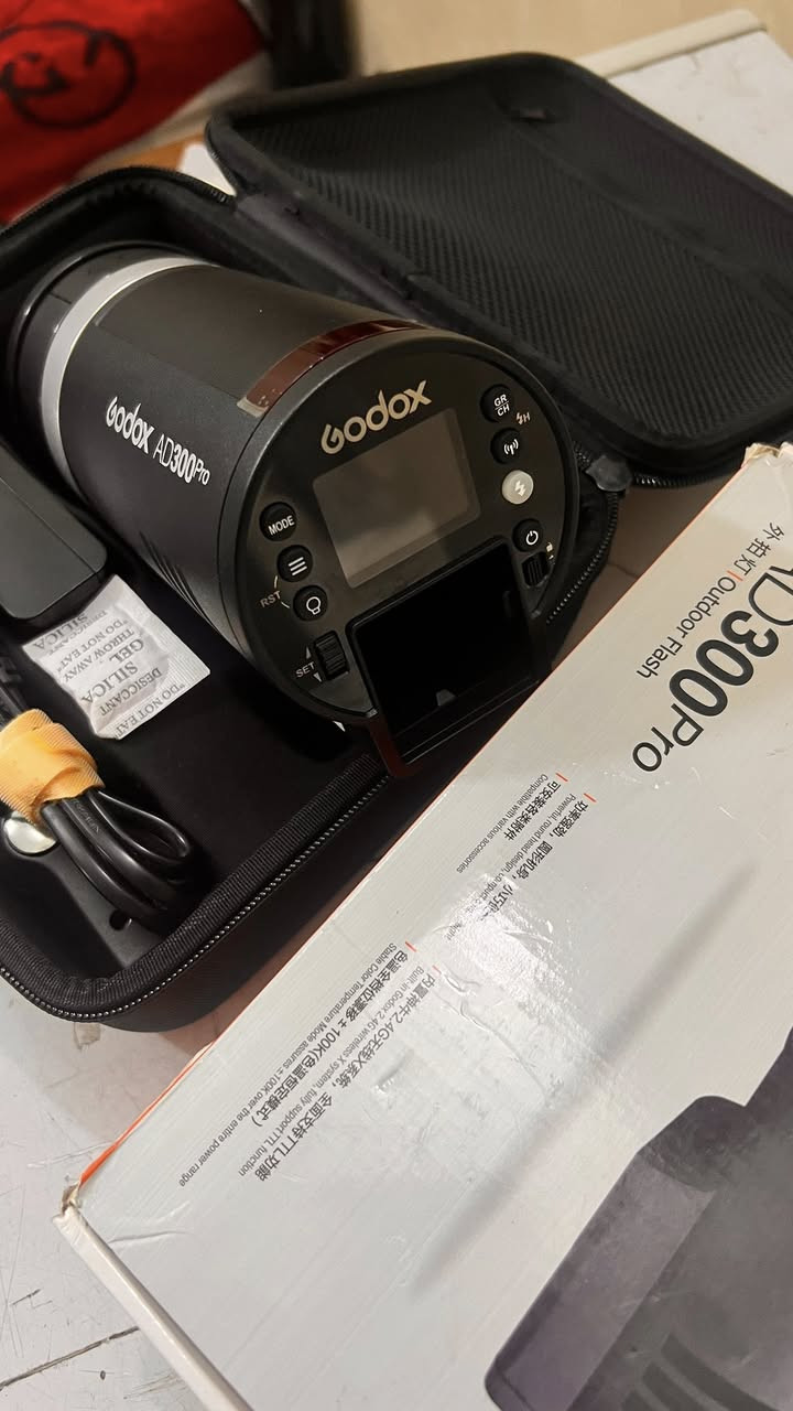 السلام عليكم 
للبيع الاضائة ad300proجديدة غير مستعمله مجرد فحص 
سبيد ||v860جديد غير مستخدم فقط فحص 
عدسه سوني 85فتحه 1.8
التواصل خاص عنوان بغداد 
***********
