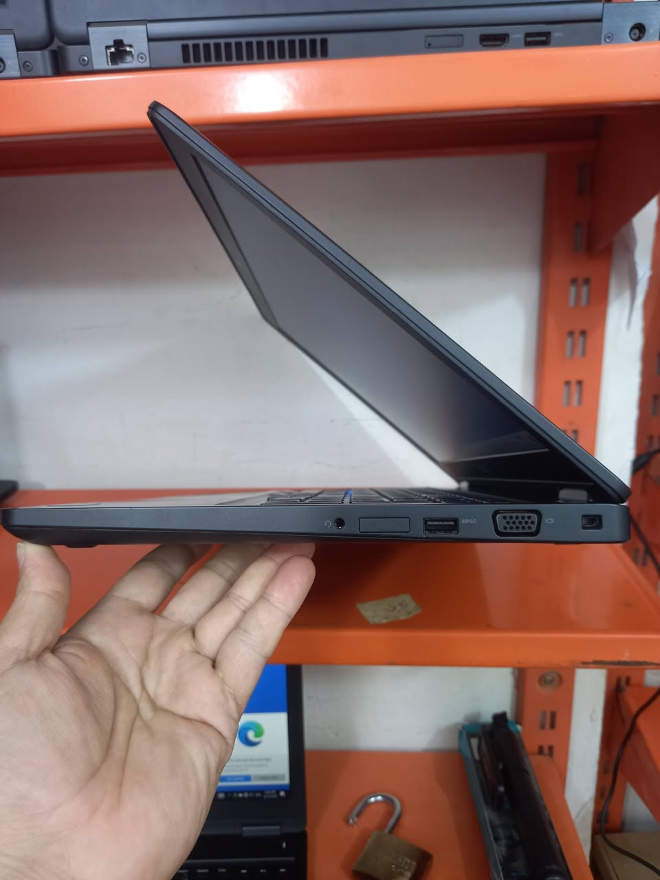 لابتوب دل dell 
الجيل الثامن . فئة المعالج H 
المعالج كور اي 5 الجيل 8
من الفئة H
الهارد    256  ssd 
الرام 8.  ddr4 
كارت الشاشة  4  شير 
حجم الشاشة  14 
الشاحنة اصلية 
يحتوي على منفذ تايب سي للشحن او نقل البيانات
نظام التشغيل ويندوز 10 عربي انكليزي 
الملحقات شاحنة وجنطة 
السعر  225
***********
***********
يوجد توصيل

متوفر 
تتوفر مجموعة لابتوبات بأسعار مناسبة ومواصفات
