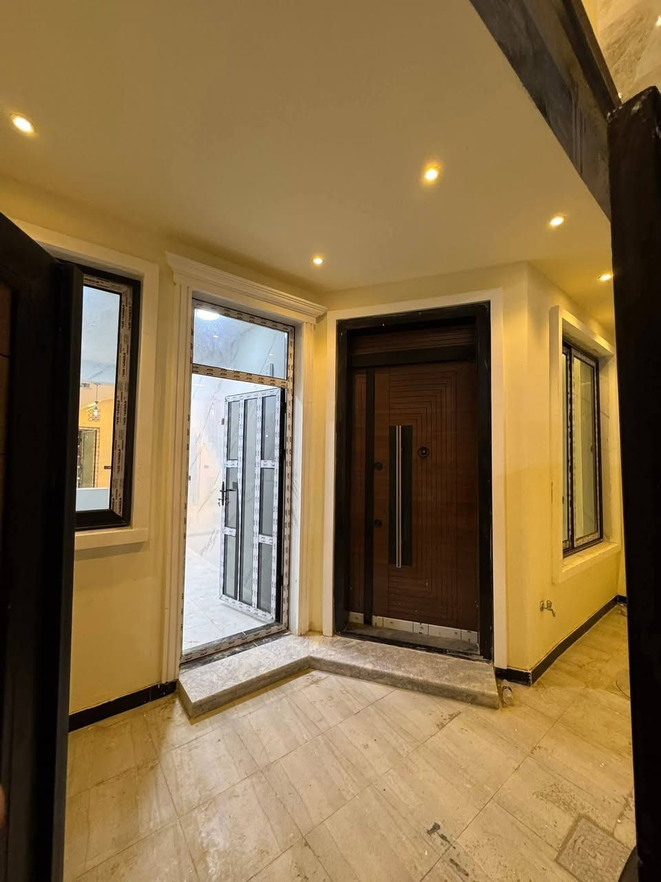 #لدينا_دار_للبيع مساحه 100 متر واجهه 6 وربع ونزال 16 طابو زراعي سند 25 قرار محكمه البيت يحتوي على3 غرف نوم وصاله وستقبال ومطبخ  العنوان بغداد الدورة مدخل البوعيثه مجمع الامل
هاتف ***********
***********
