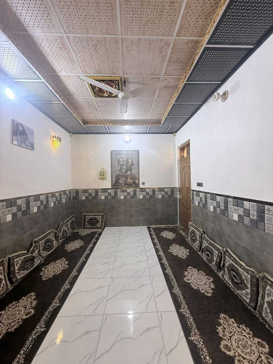 السلام عليكم 
دار 100م للبيع
طابق واحد بناء جديد 
خدمات كاملة 
تبليط مدارس سوك قريب 
موقع البيت حولي قرب شارع جامعة الكفيل 
مقابل مجمع السلام 

السعر 80

***********
