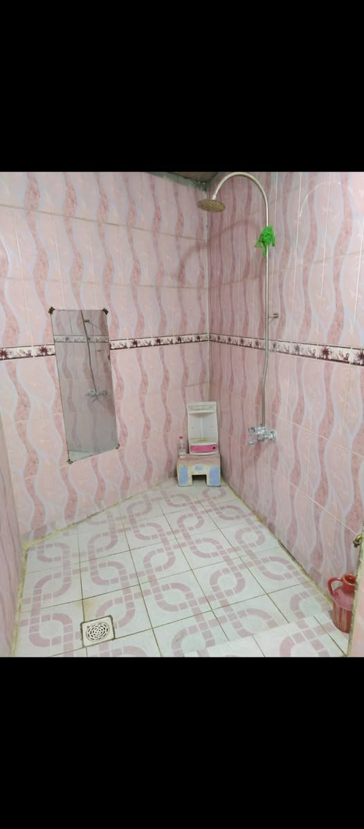 بيت في منطقة الزعفرانية شارع الكهرباء بفرع أسواق السلام بالقرب من ملعب ترتان علي الحيالي  مساحة البيت 125 بناء نضيف جداً يحتوي على غرفة استقبال وغرفة نوم وصالة ويحتوي على مطبخ واحد وعلى حمامات عدد 2 ومناور عدد 2 وكراج سيارة
اقل مدة ايجار 6 اشهر أو سنه 
الايجار الشهري 400 الف
الاتصال ***********
