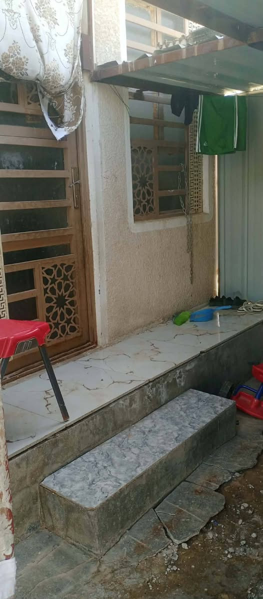 بيت مساحه 50متر بناء بلوك صب كونكريت مسلح بناء درجه اوله داخل مجمع انوار كربلاء قرب صطرت البراهميه  طابو سند 25 السعر بلاش بلاش الله يديمك يارخص السعر 38 مليون التصال *********** @إشارة
