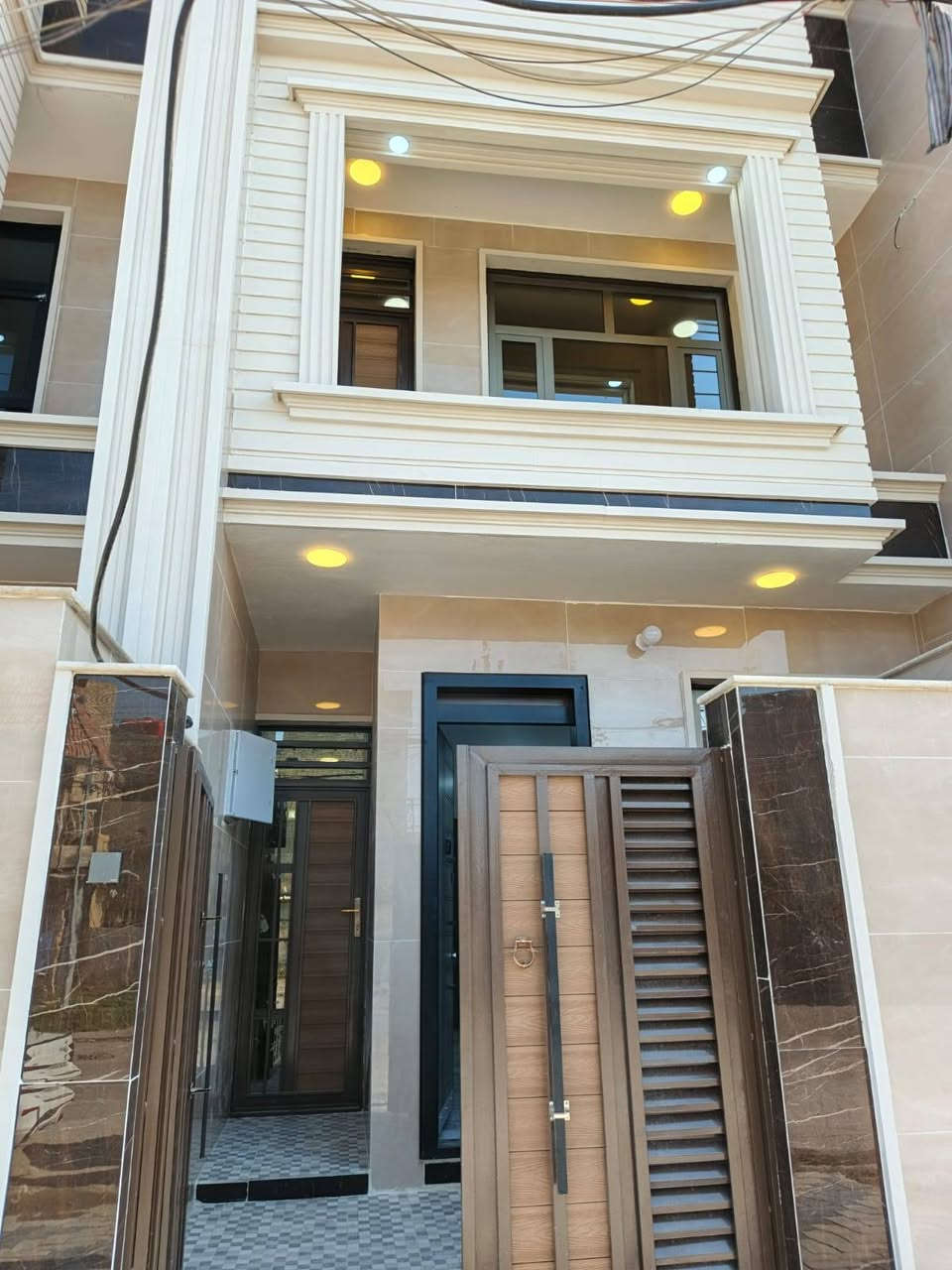 للبيع مشتملات حديثه تسليم مفتاح مساحة ١٠٠م الشعب عدن خلف جامع الجهاد بيه ٣نوم واستقبال وهول وخدمات طابقين مدخلين وكراج عل شارع عريض طابو صرف واجهه ٥في ٢٠ السعر ٢٨٠ مليون للاستفسار ***********
