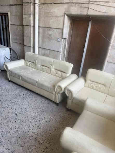 تخم قنفات جلد ٥ قطع السعر ٣٠٠ الف وبيها مجال.                              مكاني كرادة داخل                                                                               رقم ***********
