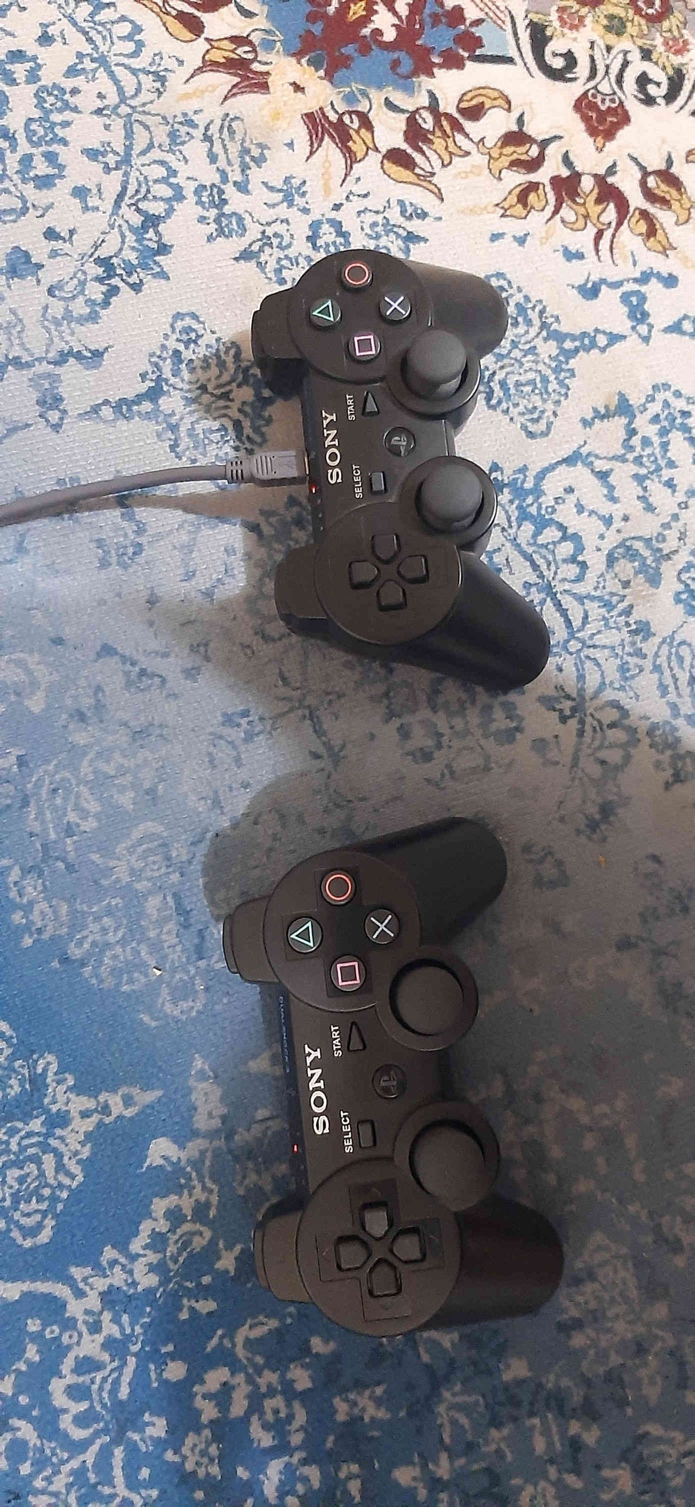 السلام عليكم بلي 3 للبيع الجهاز نضيف خمس العاب موضحة في الصور مع يدات اثنان السعر ١٦٠ وبي مجال حك الجية المكان بابل المسيب على طريق الحامية للاستفسار اتصل ***********
