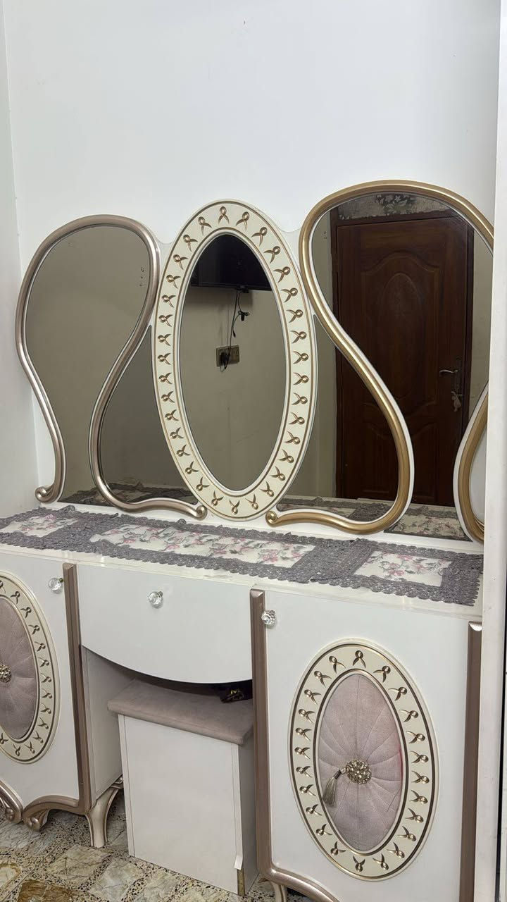 سلام عليكم غرفة مودرن تركي الخشب الثقيل درجة اولى 9 قطع نسبة النضافة 95 ب مية اما هاي الخمسة بس يراد الدوشمة تترتب مكانه بغداد قرب بانزين خانة الجبهة مالتهة سعره مليون وبيها مجال رقم واتساب ***********
