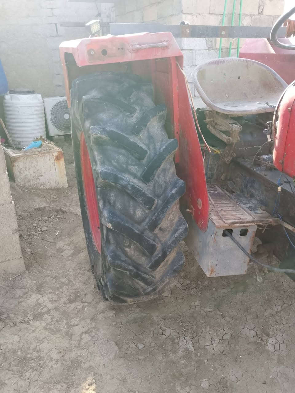 مكينه عنتر للبيع بدون مكفوله كلها كير ومحرك وهايدروليك شرط باور ستيرن مكان كوت دجيلي وراها وراها فدان تركي حجم 10 ودسك 16 وباذره
‏‪***********‬‏
