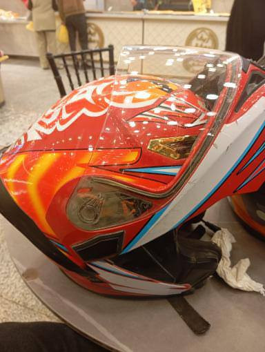 خوذه هيه وسماعته وكامله من يي شي شحنه يبقئ اسبوع كامل سعره 75 وبيه ماجل‏‪0783 833 2419‬‏
