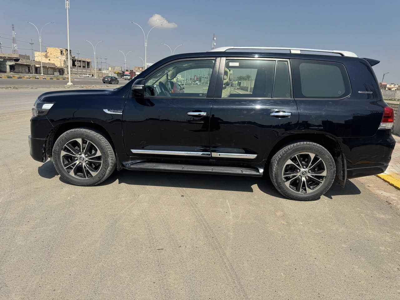 سلام عليكم للبيع لاندكروز 2017 محرك (8) السياره مكفوله من الصبغ والتبديل و التكحيل فقط بلقماره مكانات جلح السياره ماشيه 212الف 
ملاحظه/ رقم السياره مو وياه 
السعر/480 وبيه مجال 
السياره شرط التحويل
***********
مكان السياره/ صلاح الدين بيجي 
وكلشي اكو بلسوك
