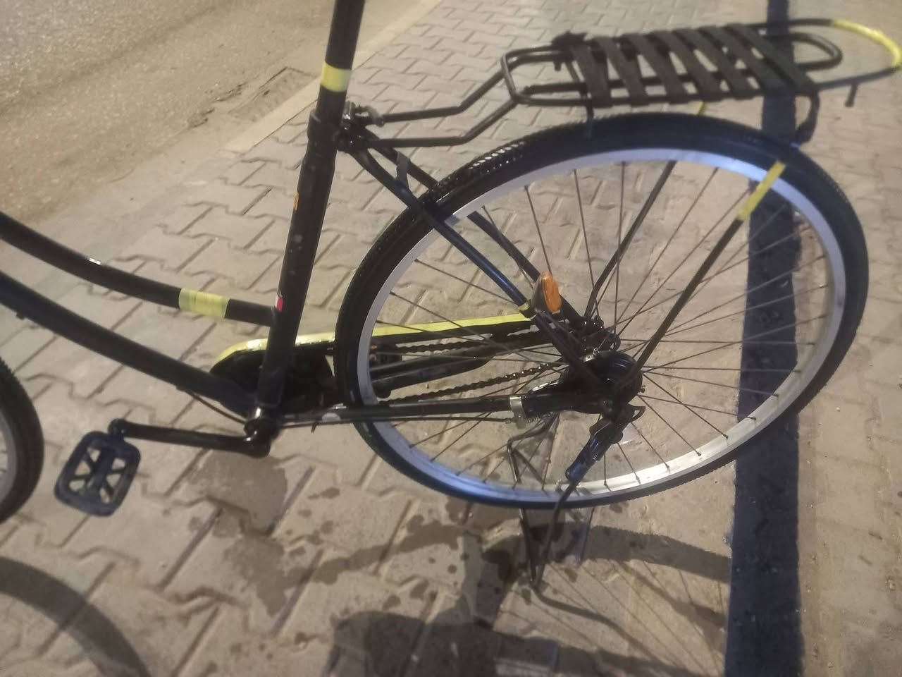 السلام عليكم بايسكل للبيع فول نضافه مرتب حيل لونه حلو مميز سود عله سمنتي حلو يخبل بايسكل نضيف حيل سعره80٠ وبي مجال للشراي خاص مفتوح رقم الهاتف*********** وتساب
