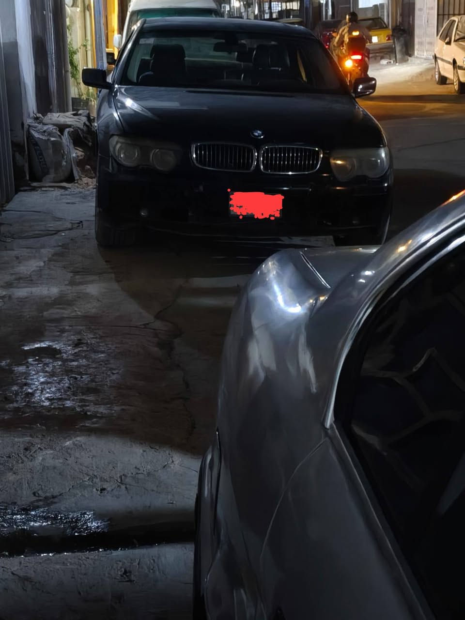 السلام عليكم 
باخرة 2006  745i
ابواب شفط
صندوق شفط وباقي المواصفات معروفة. 
مكينة 45 نضيفة كير نضيف. 
السيارة يرادلهه بعض الترتيبات بيهه نقوصات.  
مكفولة من الضربة، عدا طخة في الباب خلف الصدر 
رقم بغداد ما اندل راعيه اتكفل سرقة وعشائر 
بيع او مراوس 
السعر 60 وبيه مجال 
***********
