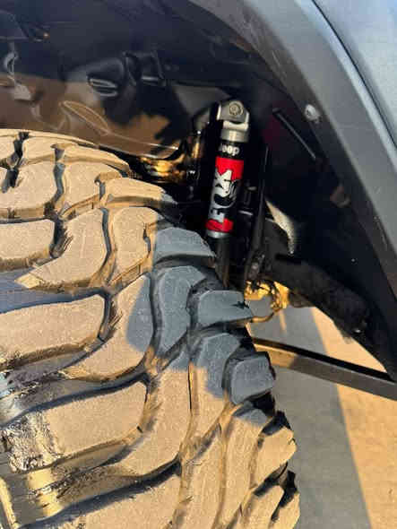 ‎جيب جلاديتور Robicon 2021
‎سيارة جديدة جداً ماشية 38 الف فقط 
‎  ‎المواصفات :
‎ا‎* نسخة موهافي .
‎ا‎* دفع رباعي 4x4 بنظام روك تراك .
‎ا‎* منظومة تعليق خاصة بالطرق الوعرة ارتفاع 2 أنج مع ممتصات للصدمات (دبلات) من نوع فوكس (FOX) .
‎غ‎* درع كامل اسفل وجوانب السيارة للحماية .
‎ا‎ ويل للطرق الوعرة اسود نصف لماع قياس 18 انج نسخة خاصة بالاصدار الأول .
‎ا‎* اطارات قياس 35 أنچ . 
‎  مقاعد بخطوط احمر .
‎* دشبول مع الستيرن مغلف بالجلد مع خطوط احمر نسخة خاصة بالاصدار
‎* تدفئة للمقاعد الأمامية . 
‎* مساحة تخزين اضافية تحت المقاعد الخلفية .
‎* محدد سرعة . 
‎* تلفون بلوتوث . 
‎* شاشه كبيرة مع نضام ملاحة نفكيشن GPS .
‎* سستم صوت الپاين مع 9 سماعات پريميوم .
‎* كاميرا خلفية مع امكانية التقريب (زوم) .
‎* حساسات خلفية .
‎*نظام (Auto Break System) مانع تصادم خلفي .
‎* مرايا متحسسة للاضاءة العالية .
‎* تشغيل عن بعد .
‎* دخول ذكي (بصمة) .
‎* لايت مع بلوجكتر زنون .
‎* بك لايت مع سكن لايت LED .
*‎سقف كشف .
‎* ابواب قابلة للازالة .
‎* زجاج امامي قابل للطي .
‎* غطاء للصندوق الخلفي قابل للطي .
‎* عزل كامل للصندوق والباب الخلفي مقاوم للخدوش .
‎* إضاءة داخل الصندوق الخلفي . 
‎* ماخذ للتيار الكهربائي 220 ڤولت .
‎* منظومة كاملة للقطر (السحب) . 
‎* نظام (Auto Start System) التشغيل والاطفاء 
الاوتوماتيكي للتوفير في صرف* 
*سياره كامل بي بي اف*
كتاب جام اسود*
‎ا‎المحرك : V6.  3.0 eco disel ***********. سعر ٣٦٥
