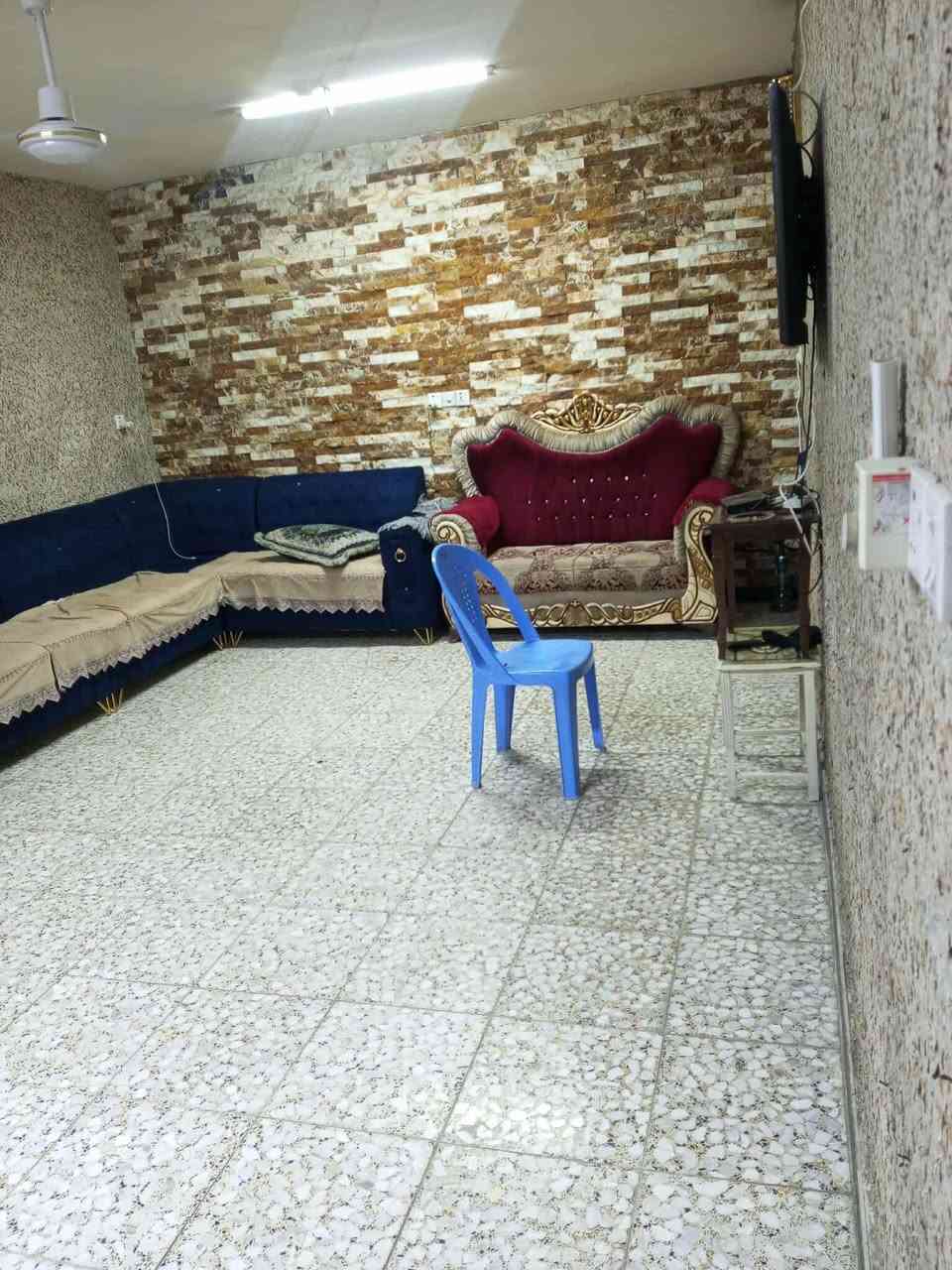 السلام عليكم الدار للبيع الموقع قرب مدرسة الصقر يحتوي على ثلاث غرف واستقبال وملحقات ومساحة 150 *********** السعر 240 طابو صرف
