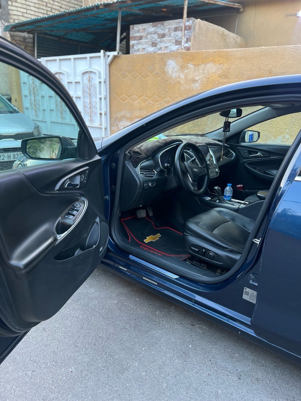 2020 PREMIER
المواصفات:
 1. كاميرا خلفية دوارة
 2. منظومة إدارة الشحن الكهربائي الذكي Intelligent Battery Management System للتحكم الذكي بشحن البطارية لإطالة عمرها قدر الإمكان
 3. منظومة ABS
 4. منظومة Traction Control وStabiliTrak
 5. منظومة إزالة الضباب تلقائيًا Auto Defog
 6. حساسات ضغط الإطارات
 7. مثبت سرعة
 8. تشغيل عن بعد
 9. إيقاف تشغيل تلقائي Auto Stop
 10. بانوراما
 11. بصمة بيبان + تشغيل + صندوق
 12. مرآة داخلية رؤية ليلية
 13. شاشة داشبورد تحتوي على ضبط تحكمات السيارة والرادارات، وتدعم Android Auto وApple CarPlay لعرض الخرائط والتحكم الصوتي
 14. بلوتوث + WiFi
 15. بوصلة
 16. كشنات جلد (تدفئة وتبريد للأمام + تدفئة للخلف فقط)
 17. تحكم كهربائي كامل بكشنات الأمام
 18. تبريد أمامي وخلفي
 19. إنارة داخلية في البيبان والداشبورد (بلادي)
 20. شاشة لعرض معلومات السيارة (ضغط/لزوجة الزيت، ضغط الإطارات، وغيرها)
 21. تحكمات ستيرن كاملة
 22. تحكم غلق وفتح باب الكراج Home Link
 23. أربع منافذ USB + 2 منفذ جداحة + منفذ كهرباء AC 120V
 24. نوافذ كهربائية أوتو للأربعة أبواب + باب السائق أوتو نزول وصعود
 25. إيرباغ من جميع الجهات (بما في ذلك الكشنات الأربعة وللأرجل الأمامية)
 26. ستيرن كهربائي
 27. محرك 2000cc تيربو
 28. هيتر للمرايا الجانبية
 29. شحن موبايل لاسلكي (Wireless)
30. ويل نجمة رياضي 18
⸻

ملاحظات:
 • رقم بغداد معوقين وكالة
 • السيارة ماشية حوالي 157814 كم (قابلة للزيادة)
 • تقرير حادث: جاملغ عكس السائق، بنيد صبغ، دوسة خلف السائق

للتفاصيل أكثر:

📞 ***********