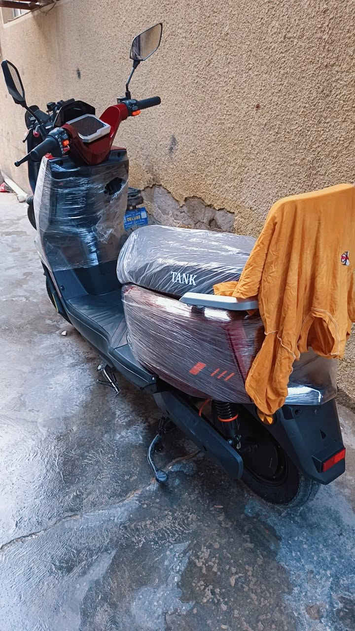 سلام عليكم دراجه شحن من شركت تانك 
دراجه 6 بطاريات 
سرعه 90 وربع سرع
دراجه نضيفه وخير من الله 
لايت زنون 
ملفهه لفين 
شاير 
دراجه مستعمله قليل 
سعرها 700 وبيهة مجال بصيط
مكاني بغداد كريعات 
وليحب يتواصل هاذ رقمي وبي وتساب ***********
