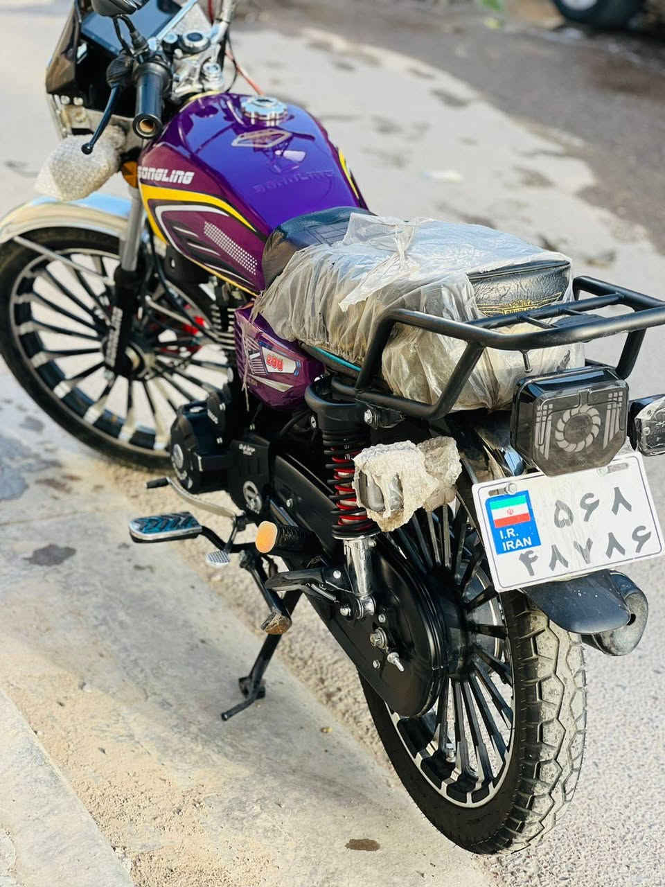 السلام عليكم للبيع دراجه إيراني سونك محرك 200cc موديل 2026 مضمونه بكلشي كهربائيات محرك  دراجه نظيفة صارلها شهرين من ماشية بالشارع بصمه وتشغيل عن بعد مواصفات حلوة السعر 900 وبيها مجال بسيط حك الجية العنوان بغداد الغزالية للاستفسار ***********
