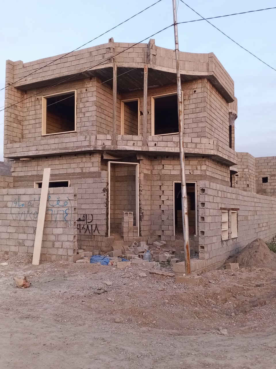 هيكل للبيع بحي بدر يم مقابيل الجسر المعارص بشارع الصب شوي جواا  ماي وكهرباء واصل تغريبن طاقين 200م ركن ***********زائدن بير
