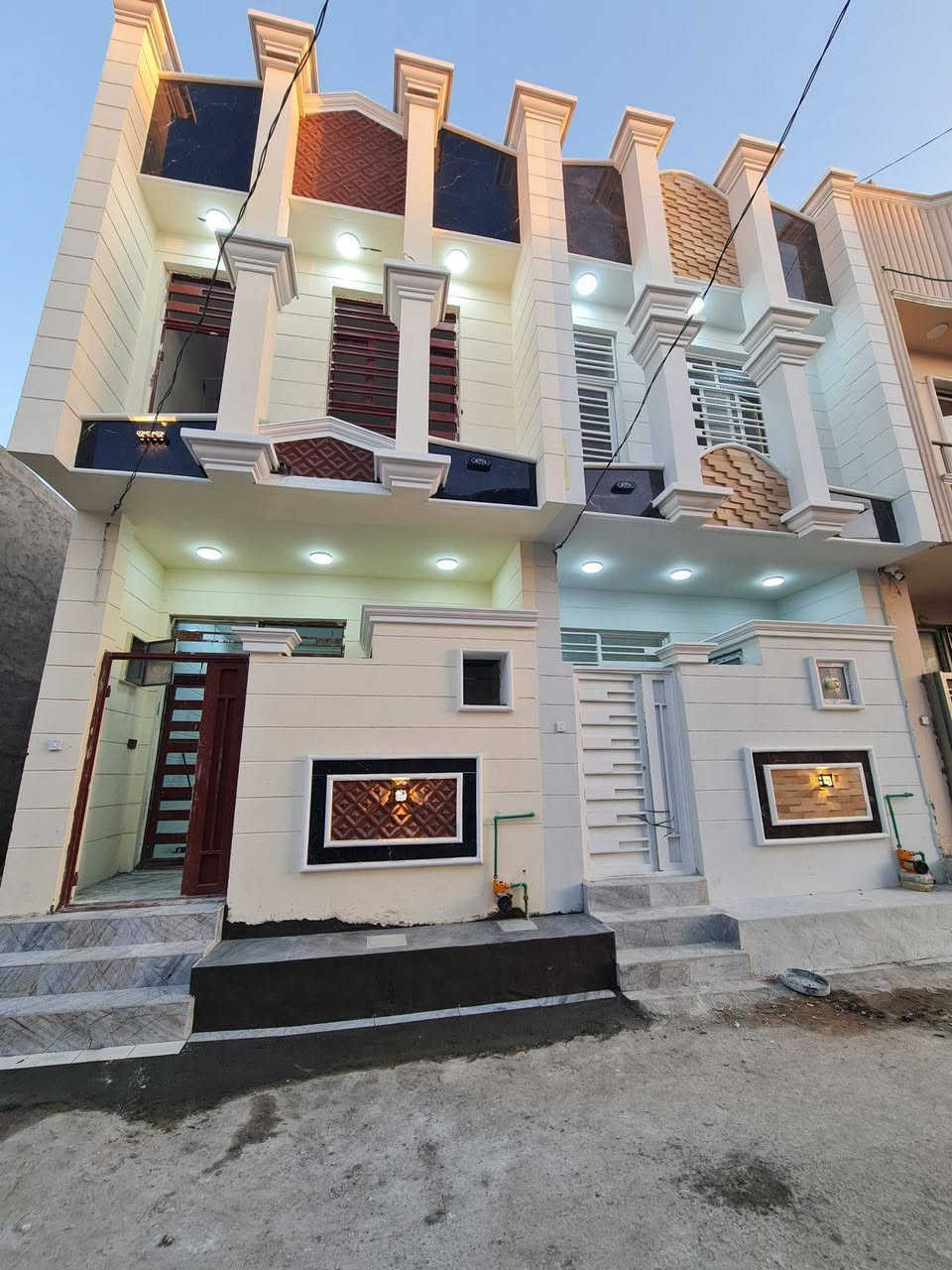 ⚜️  #للبيـــــــع في كربلاء ⚜️
✅ دار سـكـــــــــني   //   حديث درجة اولــــــئ

🔴 تفاصيل : العقار

🔴 المساحة : 50م

🔴 الواجهة : 4.500م

🔴 طابقين :

🔴 الملكية : طـــــــــــابو  ملك زراعي 

🔴 موقع جداً  راقي وهادئ وكافة  الخدمات متوفرة

🔴 تبليط +  صرف صحي  +  كهرباء  +   ماء  +  

🔴 #قيد_العمل_تسليم_مفتاح_كامل_زيرو

✅ طابق الأول

مدخل واحد  + صالة ضيوف + مطبخ واسع + مناور + صحيات عدد  1  + استقبال عدد 1

✅ طابق الثاني 

غرف النوم عدد  1  +   صحيات عدد  1    +   بيتونه  

+ سطح

⚠️ العنوان 

         كربلاء   //   حولي مستشفى الكفيل //   منطقة  حي الفتح

      مربع  الثاني خلف تاج مول 

_

إذا لم يناسبك هذا العقار، لدينا خيارات متنوعة 

تشمل منازل، وأراضٍ تناسب جميع الأذواق.

________

#لمعرفة ../    السعر #اكتــب   رقم   (  1  ) 

     

🟣👈  (   ليأتي  أليك  الرد  برسالة خاصة  📩   )

((  تعامل والتفاوض مع #صاحب  العقار   حصراً  ))

____________________

  زبائننا  الكرام بكم نرتقي ونتشرف بزيارتكم 

احصل على منزل أحلامك معنا، نحن مكتب عقاري 

موثوق ومتخصص في تلبية احتياجاتك السكنية

لاتتردد في زيارتنا او الاتصال بنا 

___________________________

للاستفسار أي سؤال ___________ الأتصال على 

الرقم 

( *********** )        

⁨

#دمتم__في__رعاية__الله
