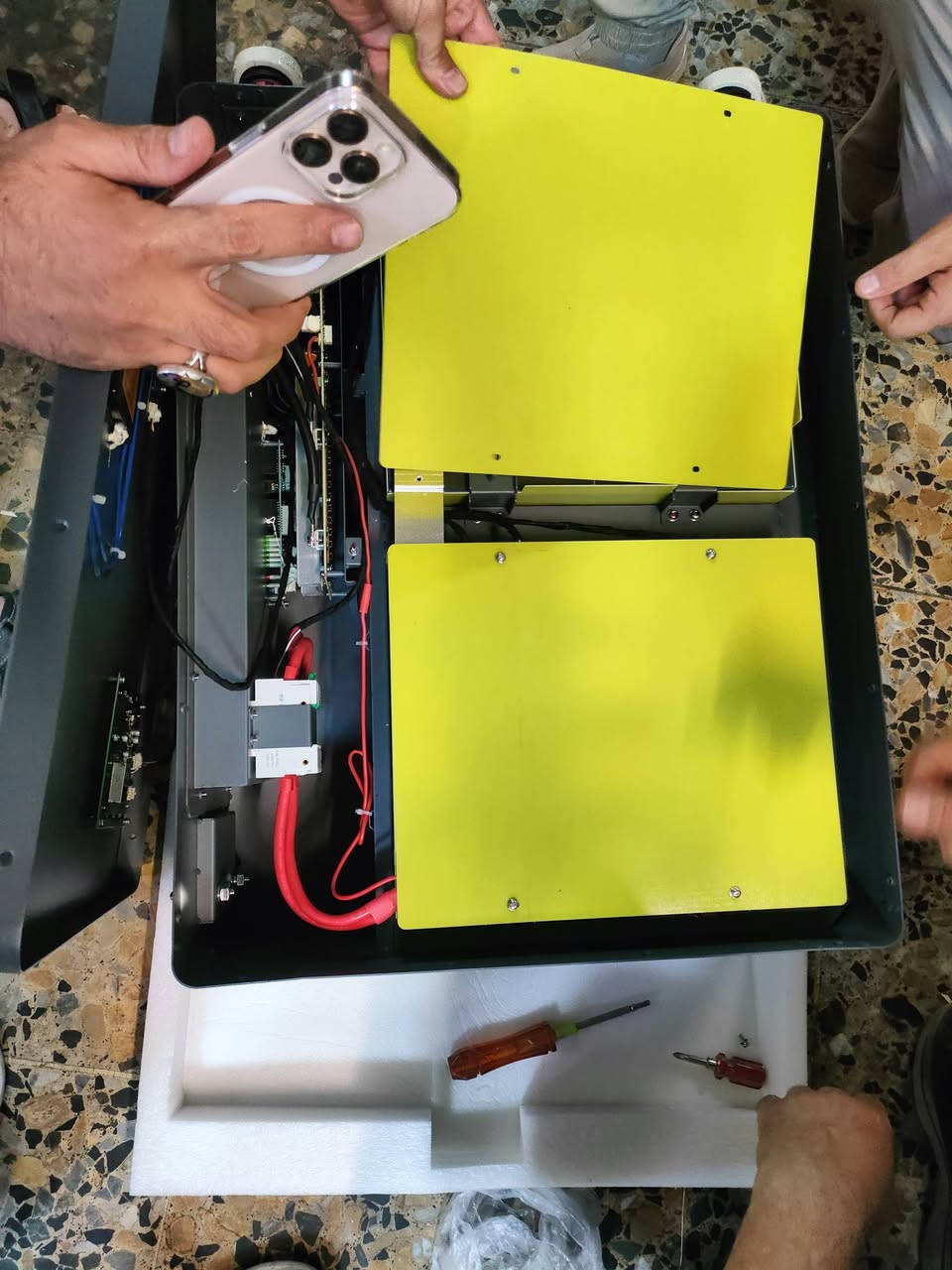 مراحل الفحص الأولية للبطاريات
اي بطارية نعتمدها بشغلنا او نبيعها داخل المكتب لازم اما تكون ماخوذه من مصدر موثوق متعاملين معاه سابقاً ، بحيث يضمن لي نوع البطاريه والخلايا والجوده مالتها لكن في حاله اخذتها من مصدر موثوق لكن اول تعامل وما عندي معلومه على البطاريات شنو اسوي! 

نتبع الخطوات التاليه الموضحه بالصور:

اولا واهم نقطة نضحي بطاريه واحده نشتريها على حسابنا الخاص ونفصخها ونتاكد من المحتوى الداخلي مالتها من ناحيه الكابلات والبي ام اس ونتاكد من القواطع وغيرها. وراها نتاكد من موضوع الخلايا اذا كانت نفس البراند المتفق عليه او غيره من خلال قراءه الباركود وقراءه معلومات البطاريه وسعتها الحقيقيه مع المواقع الخاصة بها.

نموذج لبطارية محترمة جدا سوف تتوفر غدا ان شاء الله 

وبسعر جيد بالمقارنة مع جودة المحتوى الداخلي.

#الادمن

م. علي ماستر


**إذا كنت صاحب هذا الإعلان وتريد حذفه لأي سبب، رجاءا أرسل رسالة إلى الدعم الفني**
