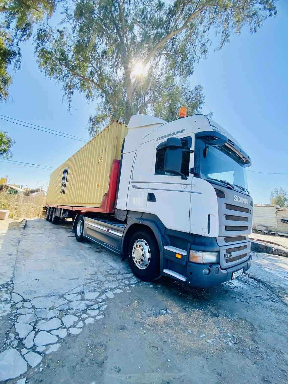 سلام عليكم سكانيه للبيع موديل 2010 سيارة بسمي مكينه 420 جديده قماره وكير مكفول تبريد شغال رتايدر ٥طكات شغال عربانه فول جنرال دسك جاهز ايبي اس كير 10:003X3 السعر 330 X *********** ***********
