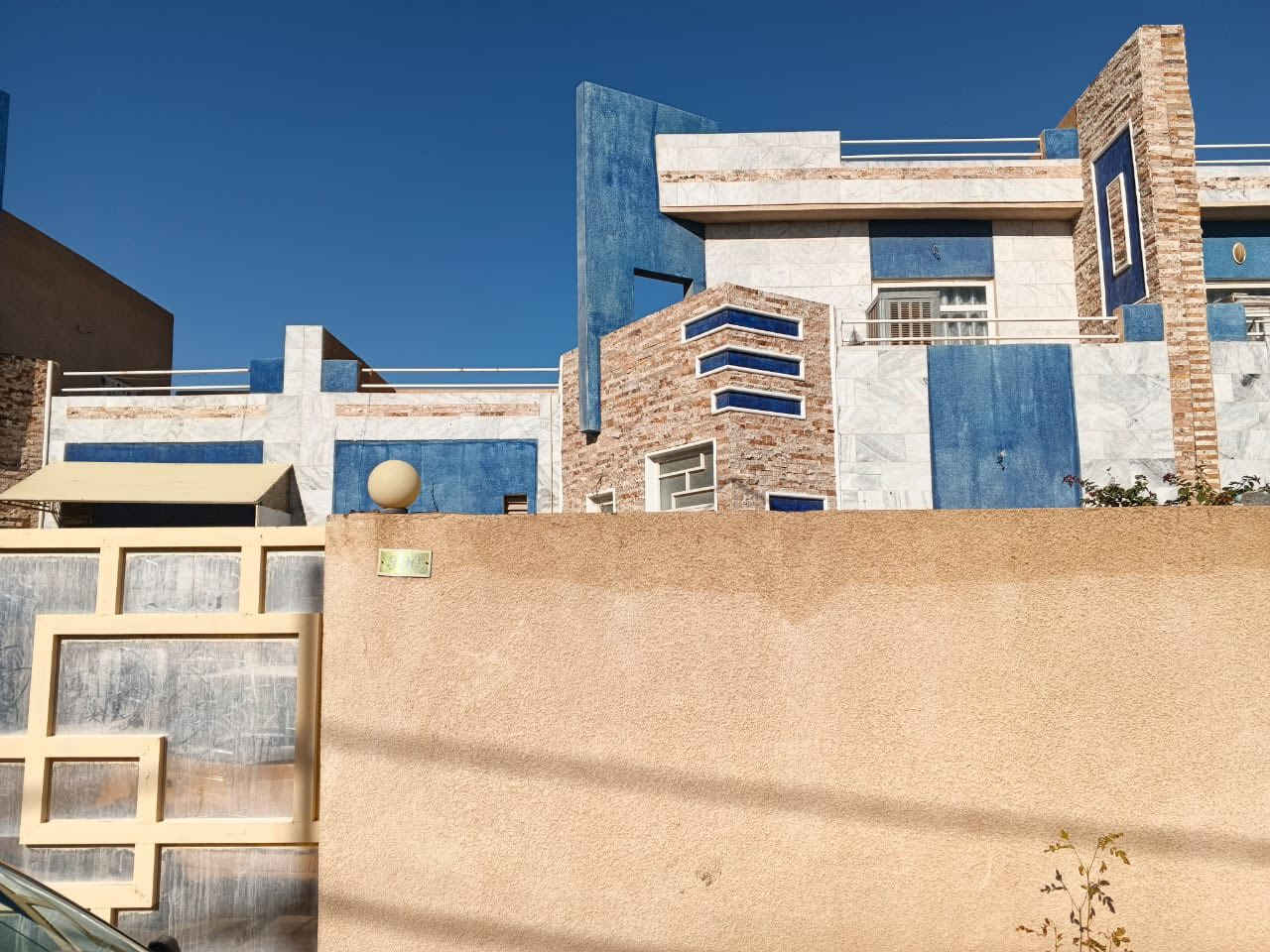 بيت للبيع مجمع السلام 200م قريب على الخدمات  البيت بي غرفتين نوم وصالة واستقبال ومطبخ ومناور ثنين وصحيات ثنين وكراج وحديقة البيت جاهز للسكن   طابق ونص السعر الكلي 220 مليون قسم اقساط وقسم نقد الاستفسار ***********
