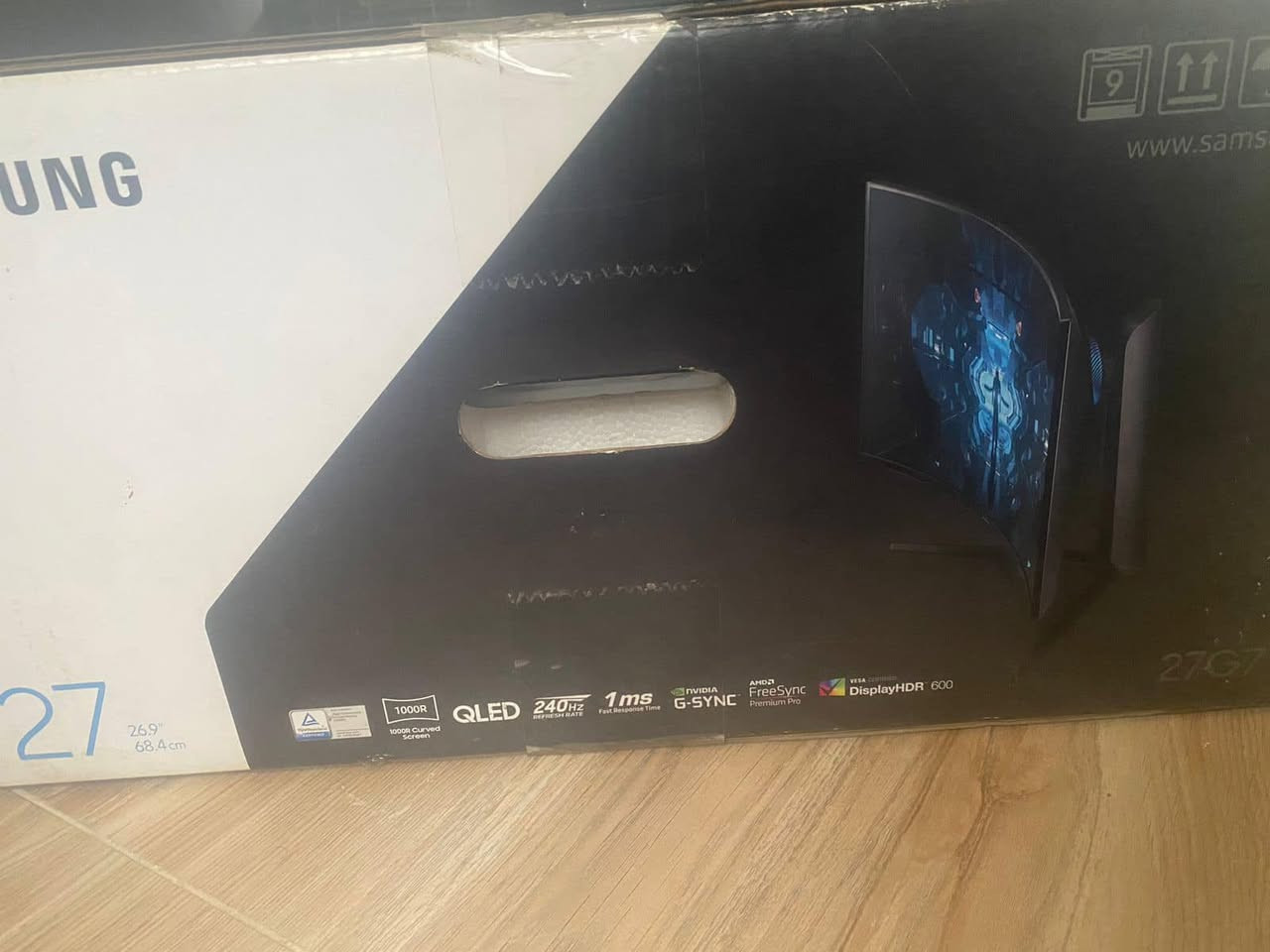 السلام عليكم 

شاشة مونيتر سامسونج  ( اوديسي G7 ) 
٠ قياس 27 ( كيرف ) مقوسة 
٠ تقنية nvidia G-SYNC 
٠ تردد 240 هرتز
٠ سرعة استجابة ( 1ms)
‏٠ QLED 
- الشاشة بعدها جديده بالكارتونه ممفتوحة 
-  السعر ٥٥٠ الف و بيها مجال 
- للعلم معروضه بالصناعة ب ٧٥٠ الف
***********
