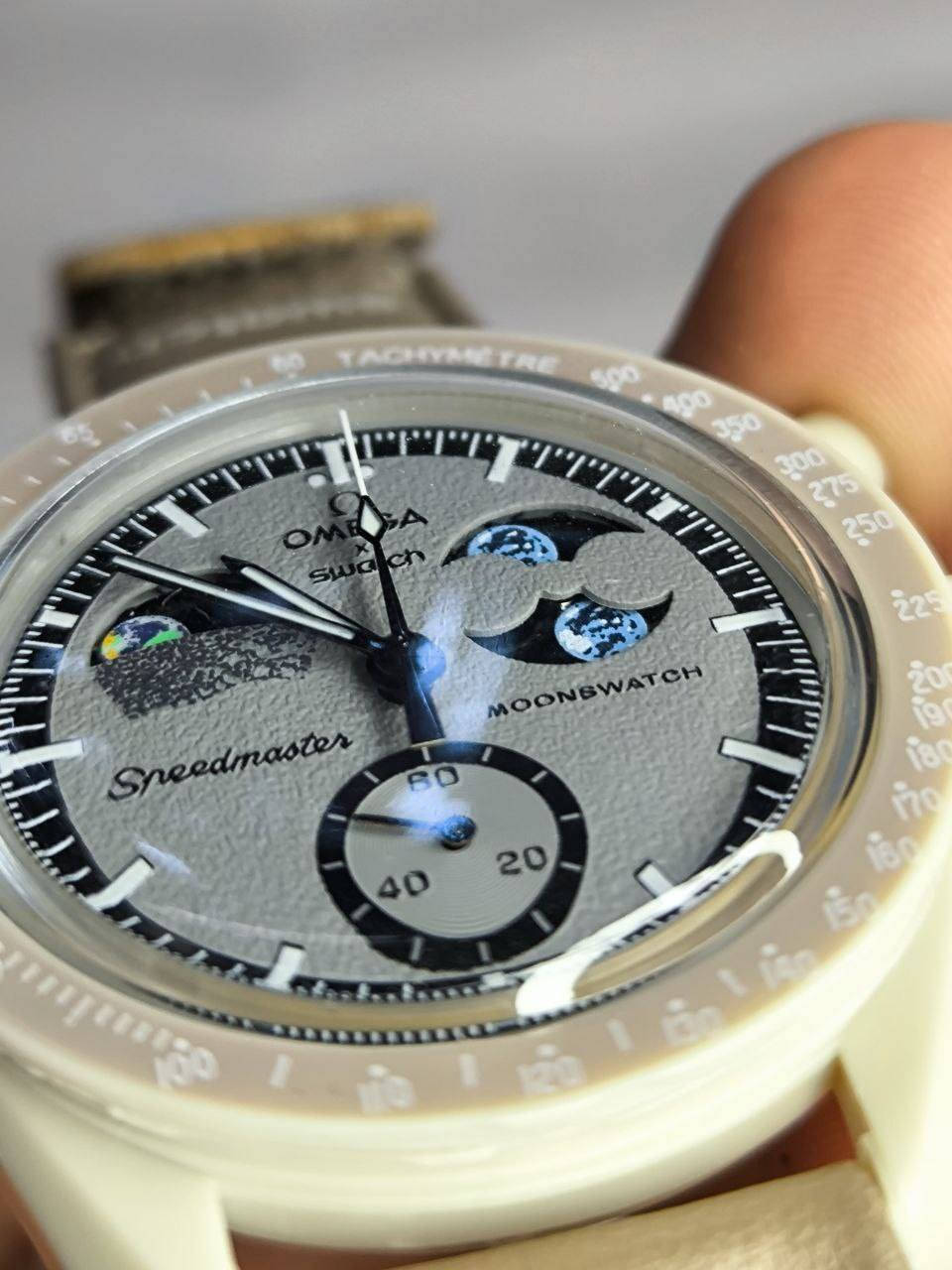 ساعة من ماركة اومكا Omega x Swatch MoonSwatch وارد اوربي 

تحفة فنية
تصميم مستوحى من سطح القمر والأرض
مكينة كوارتز ناعمة ستوبوج (جميع السناتر شغاله)
المينا رمادية محببة تعكس شكل التضاريس القمرية
فول لامينوس ارقام واميال
مؤشر مراحل الأرض شغال يظهر الأرض بألوان خاصة والمحيطات تتوهج تحت ضوء UV
مؤشر مراحل القمر شغال 
هيكل من مادة Bioceramic (خليط بين السيراميك والبلاستيك الحيوي)
 سير قماش VELCRO مختم
زجاج معدني مقبب ضد الخدش
مقاومة ماء وغبار 

⚠️ملاحظة متوفر قطعة واحدة فقط

السعر :-35 الف ع اول تم 
للحجز والاستفسار يرجى مراسلة الصفحه


**إذا كنت صاحب هذا الإعلان وتريد حذفه لأي سبب، رجاءا أرسل رسالة إلى الدعم الفني**